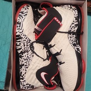 Nike LeBron 17 'Nike LeBron 4 Graffiti' CT6047-100